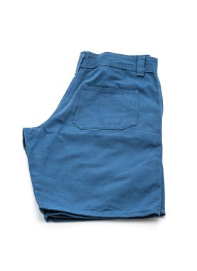 beyaz üzerine kısa pantolon