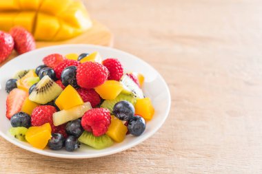 karışık taze meyve (çilek, ahududu, yaban mersini, kivi, mang