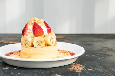 sıcak kek krem, çilek, muz ve tanımlama bilgisi ile harap 