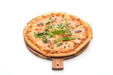 füme somon pizza beyaz arka plan üzerinde izole 