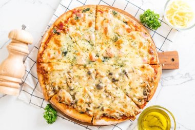  Ispanaklı ve mantarlı pizza