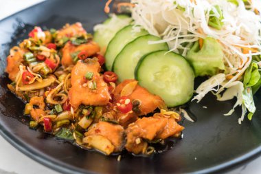 Kızarmış somon baharatlı salata