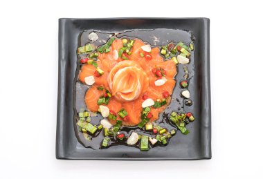 taze somon çiğ baharatlı salata