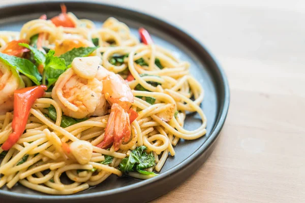 Жареные спагетти с креветками — стоковое фото