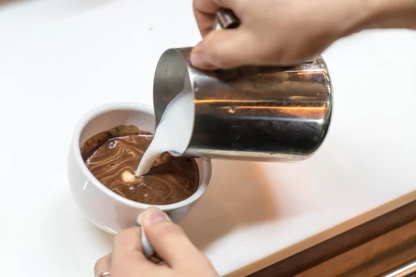 Derramando leite para latte arte masculina — Fotografia de Stock