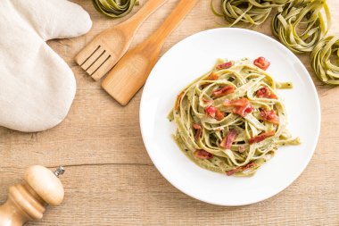 ıspanak fettuccini makarna pastırma ile