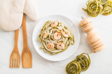 Karidesli ıspanak fettuccini makarna