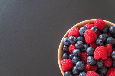 taze yaban mersini ve rasberry 