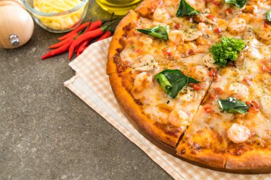 Baharatlı karides (Tom Yum) pizza