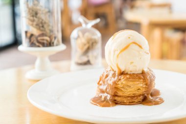 vanilyalı dondurma ve karamel soslu çıtır börek