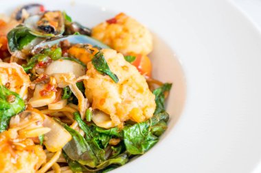 tavada kızartılmış Baharatlı deniz mahsulleri spagetti