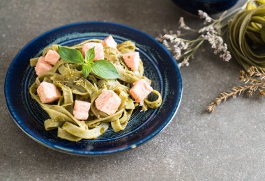 ıspanak fettuccine somon ile