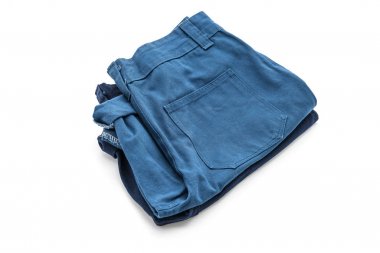 beyaz üzerine kısa pantolon