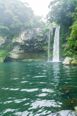 Jeju adasında Cheonjiyeon şelaleler