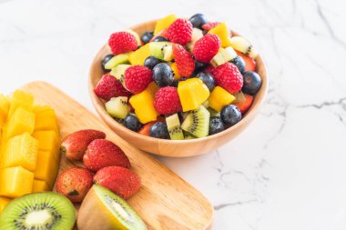 karışık taze meyve (çilek, ahududu, yaban mersini, kivi, mang