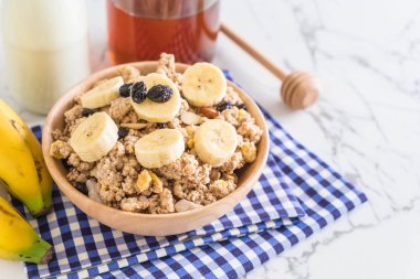 Granola muz, Kuru üzüm ve süt ile 