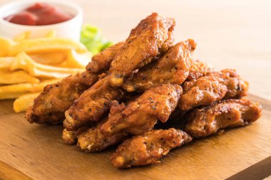 Kızarmış tavuk kanadı.