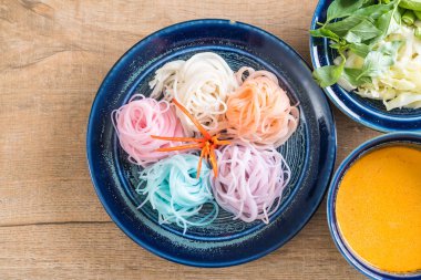 erişte ile balık köri sos ve sebze