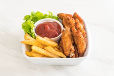 Kızarmış tavuk kanadı.