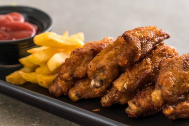 Kızarmış tavuk kanadı.