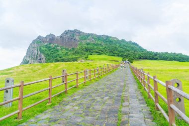 Jeju, Kore - 9 Temmuz 2017: turist Seongaksan Mounta ziyaret