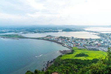 Jeju şehir manzarası görünümünden Seongsan Ilchulbong, Jeju Adası.