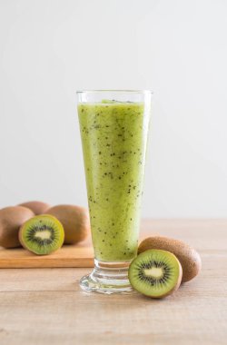 Sağlıklı taze kivi smoothie cam