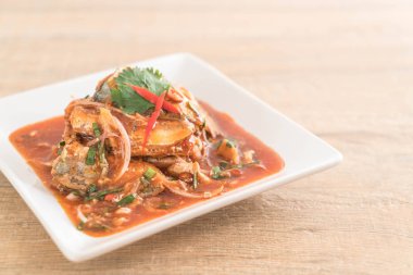 Baharatlı uskumru salatası