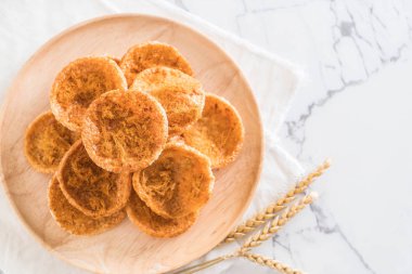 kurutulmuş rendelenmiş domuz etinin pirinç kraker