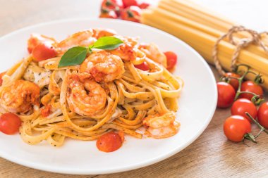 Spagetti karides, domates, fesleğen ve peynir ile 