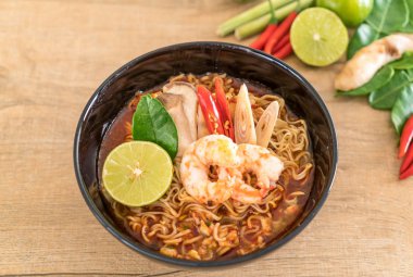 Karidesli baharatlı hazır şehriye çorbası.