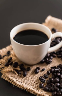 Kahve fincanı ve fasulye