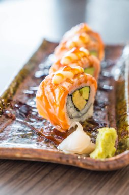 Izgara somon suşi roll