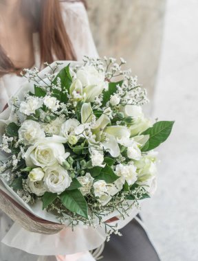 Çiçek buketi holding eller