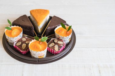 kek, turuncu fincan kek, altın konu pasta ve çikolata Şip Şak