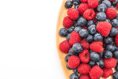 taze yaban mersini ve rasberry beyaz