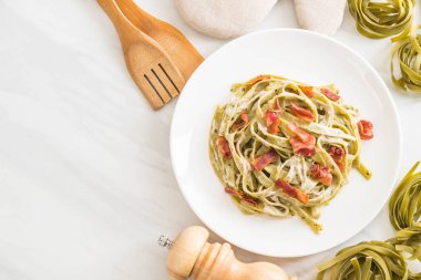 ıspanak fettuccini makarna pastırma ile