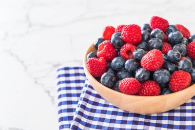 taze yaban mersini ve rasberry 