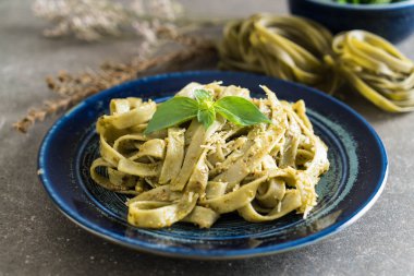 ıspanak fettuccine plaka üzerinde