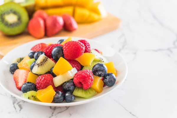 Blandad färsk frukt (jordgubbar, hallon, blåbär, kiwi, mang — Stockfoto