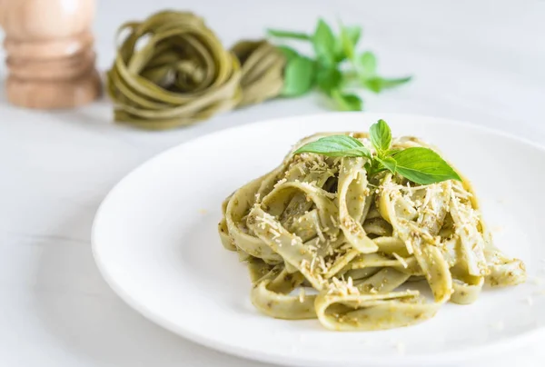 Fettuccine de espinacas en el plato — Foto de Stock