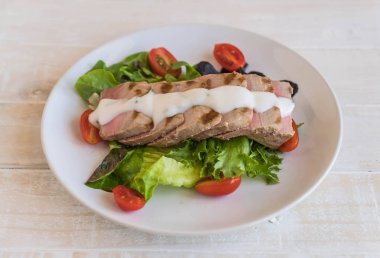 Tuna biftek salatası ile