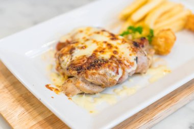 tavuk ve domuz eti biftek