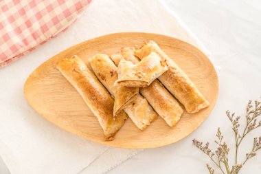 turta kurutulmuş rendelenmiş domuz ile sopa