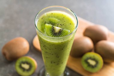 Sağlıklı taze kivi smoothie cam