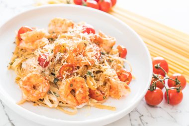 Spagetti karides, domates, fesleğen ve peynir ile 