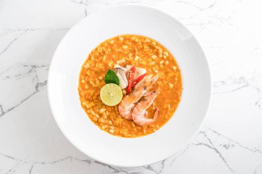 Karides çorbası baharatlı erişte