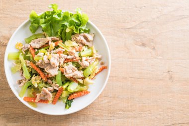 Tavada kızartılmış Shanghai Noodle domuz eti ile