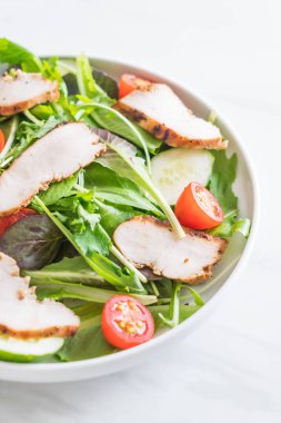 Karışık ızgara tavuk salatası