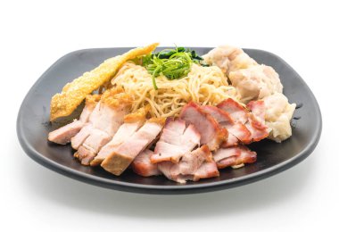 Yumurta noodle kırmızı kızarmış domuz, gevrek domuz eti ve köfte ile